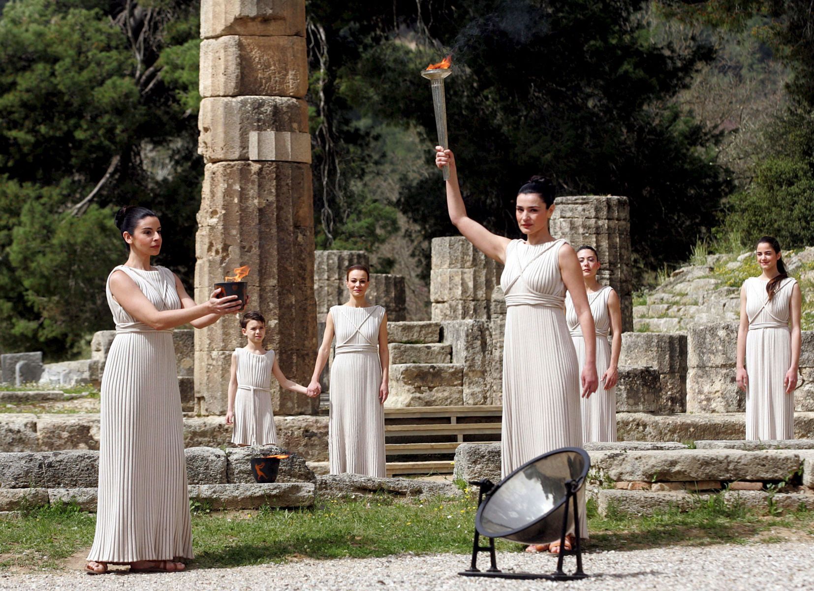 Каких знаменитых людей можно встретить в афинах. Зажжение олимпийского огня в древней Греции. Олимпийский огонь в Афинах в 1896 г. Олимпийский огонь Афин 2004.