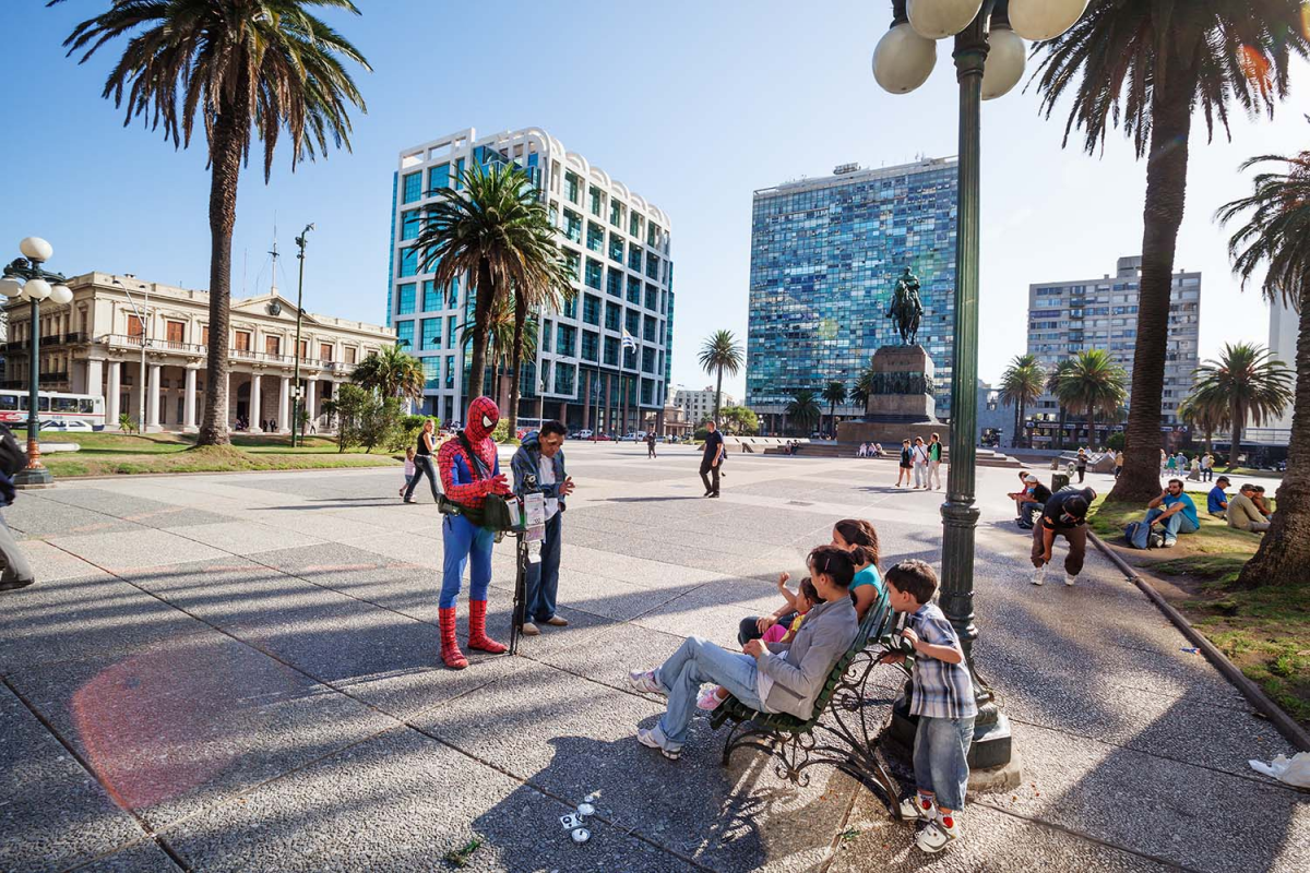 Пмж уругвай. Montevideo люди. Уругвай улицы. Монтевидео 60-е. Уругвай транспорт.